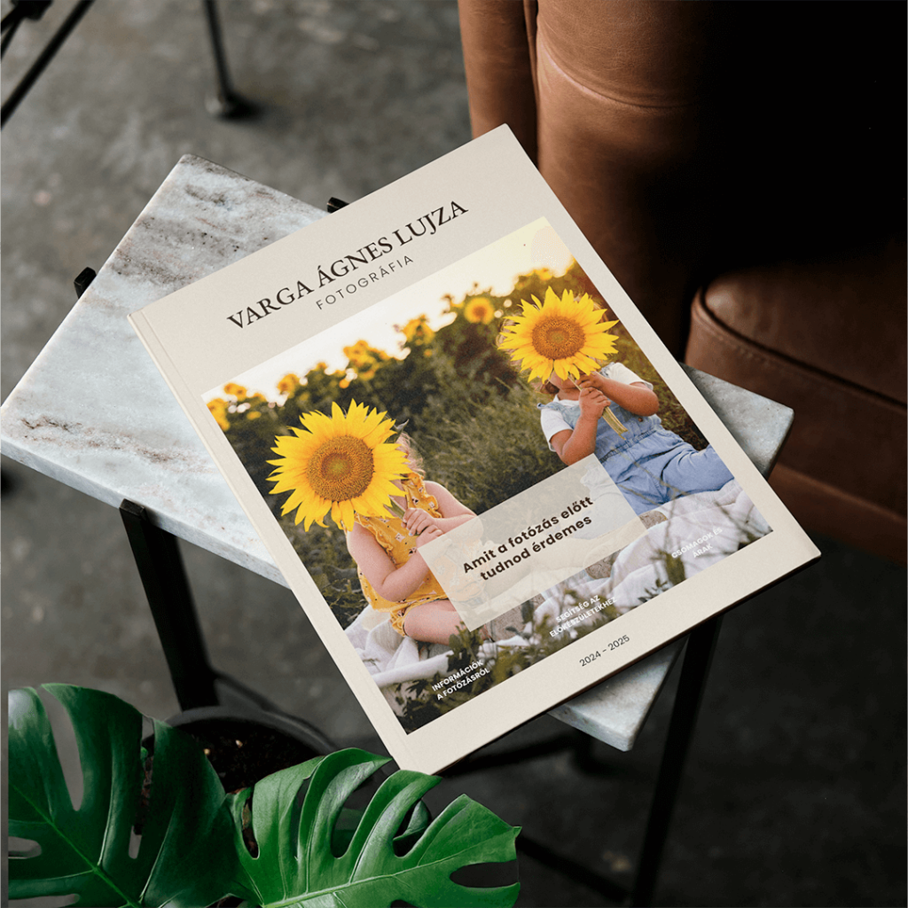 Varga Ágnes Lujza Fotográfia tájékoztató füzet mockup, amely napraforgós gyermekfotóval illusztrált borítót tartalmaz. A kiadvány segít az ügyfeleknek felkészülni a fotózásra, letisztult, természetes dizájnnal.