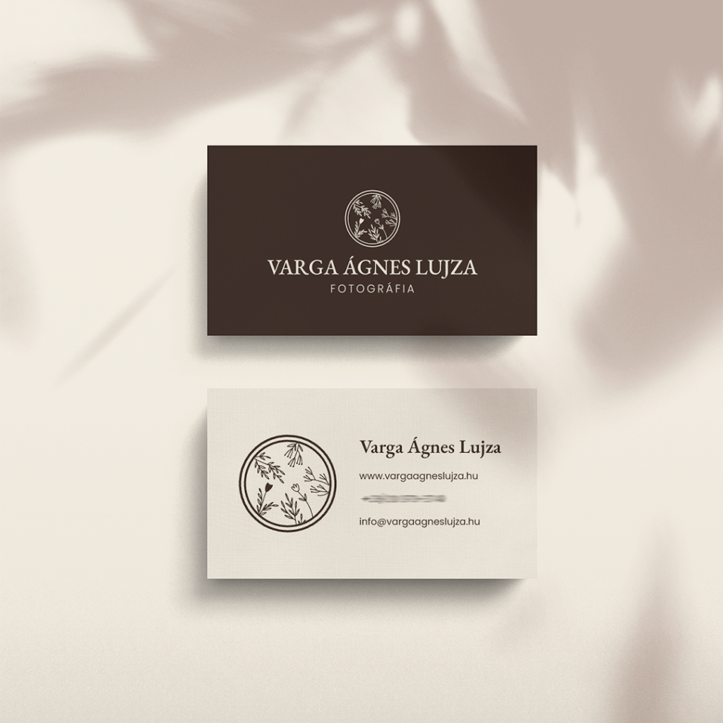 Varga Ágnes Lujza fotográfia névjegykártyája két oldalas dizájnnal: elegáns, sötétbarna logóoldallal és világos, texturált hátoldallal, amelyen a monogram és elérhetőségek láthatók.