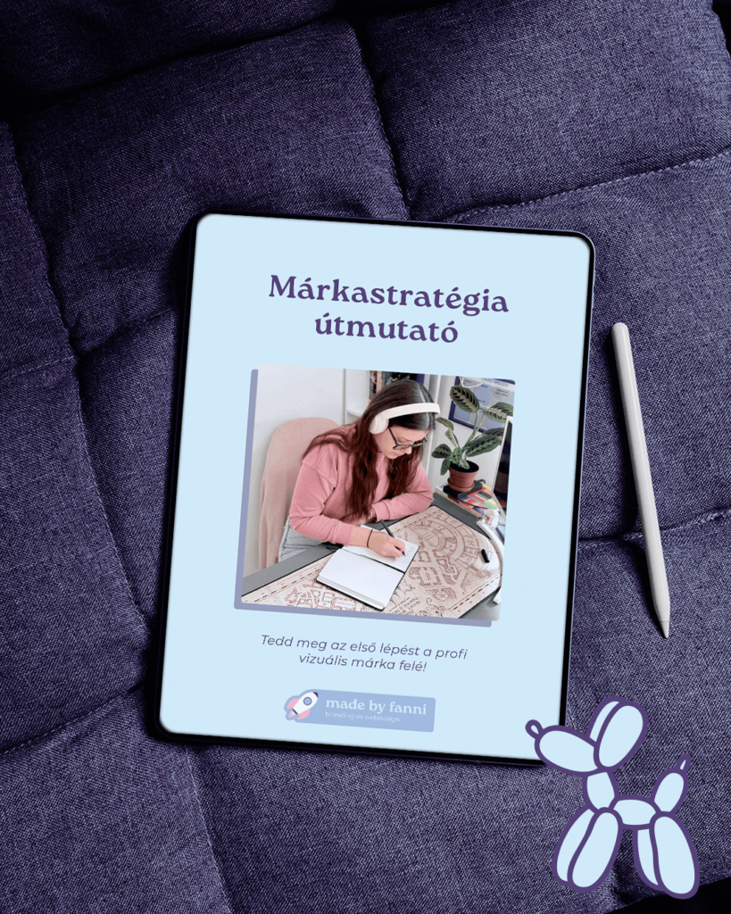A Márkastratégia útmutató e-book mockupja egy tablet képernyőjén, amelyen egy nő látható jegyzetelés közben, lila és pasztell színekben. A borítón a felirat: Márkastratégia útmutató – Tedd meg az első lépést a profi vizuális márka felé az ingyenes márkaépítési eszközök segítségével